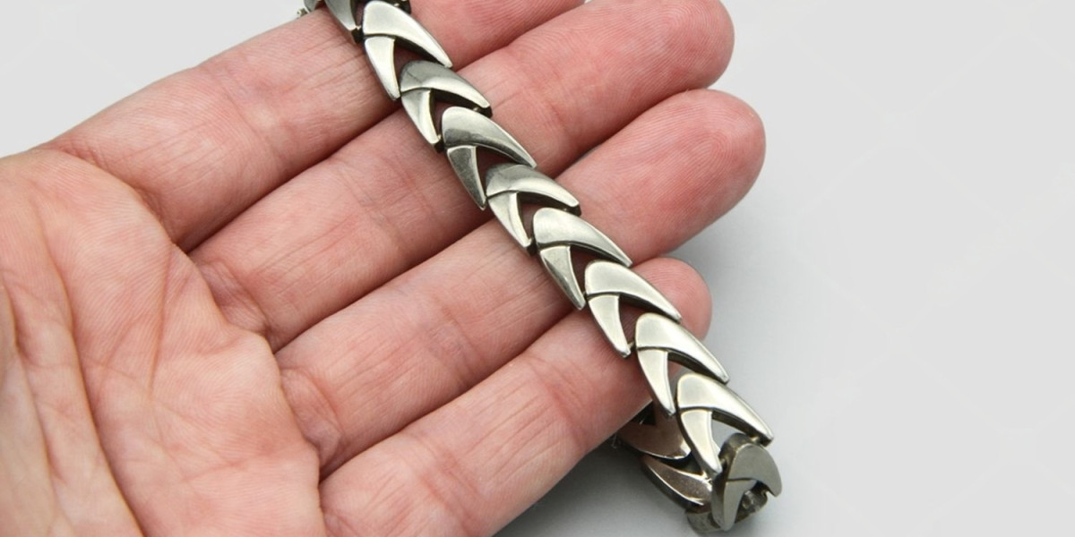 What Should You Know Before Buying Men’s Gold Bracelets?